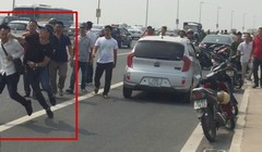 Phóng viên báo Tuổi trẻ (áo trắng) bị hành hung.