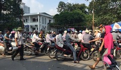 Việc đóng cửa bãi xe trong bệnh viện Bạch Mai gây phản ứng trong dư luận thời gian qua.