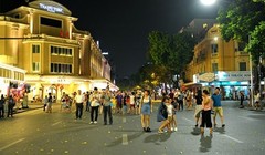 Phố đi bộ quanh khu vực Hồ Hoàn Kiếm, Hà Nội.