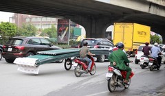 Mức độ nguy hiểm của xe thô sơ chở hàng hóa cồng kềnh đang báo động.