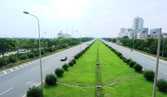 Hàng năm thành phố Hà Nội phải dành 53 tỷ đồng cho việc cắt cỏ, tỉa cây trên đoạn đường Đại Lộ Thăng Long.