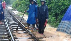 Nhiều đoạn đường tại khu vực Quảng Bình bị xói mòn.