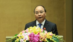 Ủy viên Bộ Chính trị, Thủ tướng Chính phủ Nguyễn Xuân Phúc trình bày Báo cáo về kết quả thực hiện kế hoạch phát triển kinh tế-xã hội năm 2016 và nhiệm vụ năm 2017. Ảnh: VGP/Nhật Bắc