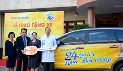 Bà Võ Thị Tuyết Nga – Phó Tổng Giám đốc Nam A Bank (thứ hai từ phải sang) cùng ông Huỳnh Thế Lân – Giám đốc Trung tâm Kinh doanh Nam A Bank (thứ hai từ trái sang) trao tặng món quà ý nghĩa này cho đại diện Bệnh viện Từ Dũ – Bác sĩ Lê Quang Thanh.