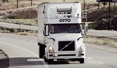 Chiếc xe tải tự lái của công ty khởi nghiệp Otto (Mỹ) chở 51.744 chai bia trên xa lộ bang Colorado - Ảnh: Sputnik International