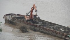 Vụ xả chất thải xuống sông Hồng