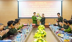 Trung tướng Trần Bá Thiều, Tổng cục trưởng Tổng cục Chính trị CAND tặng hoa chúc mừng đại tá Nguyễn Duy Ngọc (Ảnh Dân Việt)