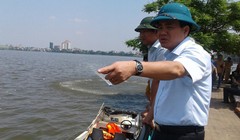 Ngay sau khi có hiện tượng cá Hồ Tây chết hàng loạt, Chủ tịch UBND TP Nguyễn Đức Chung đã đi kiểm tra.