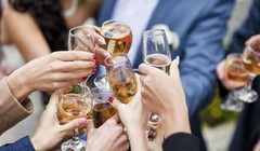 Bộ Chính trị nghiêm cấm tổ chức tiệc tùng.