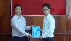 Ông Vũ Minh Hoàng (phải) nhận quyết định điều về làm Phó Giám đốc Trung tâm xúc tiến đầu tư thương mại và hội chợ triển lãm Cần Thơ - Ảnh: Đài PT-TH Cần Thơ.