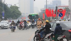 Mặc dù được Cảnh sát giao thông phân luông nhưng buýt nhanh vẫn bị chiếm đường ưu tiên.