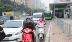 Các phương tiện giao thông "vô tư" lấn làn ưu tiên buýt nhanh.