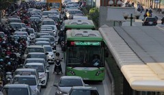 Tình trạng lấn làn buýt BRT diễn ra phổ biến.