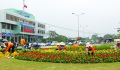 Công nhân Công ty cây xanh thành phố trang trí hoa tại khu vực nút giao thông cầu Rào, phục vụ Tết Nguyên đán Đinh Dậu 2017. (Ảnh: Báo Hải Phòng)