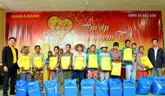 Ông Nguyễn Đinh Hoàng Thịnh – Giám đốc Nam A Bank Ninh Thuận trao quà thiết cho các hộ gia đình khó khăn.