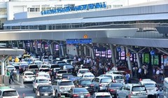Khu vực ga quốc nội Sân bay Tân Sơn Nhất luôn dày đặc xe ra vào.