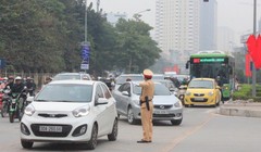 Việc các phương tiện giao thông lấn làn, tạt đầu xe buýt BRT diễn ra vẫn phổ biến.
