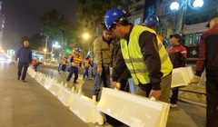 Việc lắp đặt được tiến hành vào buổi đêm tránh gây ùn tắc giao thông.