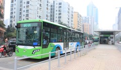 Hành khách đi xe buýt nhanh BRT vẫn tăng trong ngày đầu tiên thu vé.