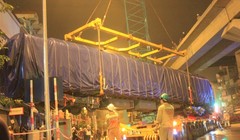 Toa tàu đầu tiên được cẩu lên ray tại ga La Khê.