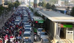 Vẫn còn nhiều phương tiện giao thông lấn làn buýt nhanh BRT.