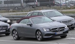 Mercedes-Benz E-Class Cabriolet bản E400 4Matic bất ngờ xuất hiện trên đường phố tại Đức. Đây là lần đầu tiên, Mercedes cung cấp hệ truyền động bốn bánh trên phiên bản mui trần.