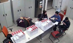 Lực lượng chức năng kiểm đếm số iPhone lậu bị phát hiện. (Ảnh: cơ quan chức năng cung cấp)