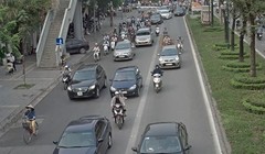 Số xe biển xanh lấn làn buýt nhanh diễn ra phổ biến.