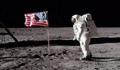 Phi hành gia Buzz Aldrin đứng bên cạnh một lá cờ trên Mặt Trăng. Ảnh: NASA.