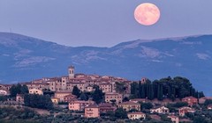 Mặt Trăng dường như đi theo khi chúng ta di chuyển. Ảnh:Mirror.