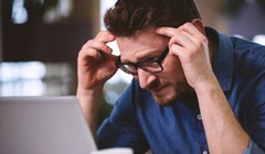 Nhìn liên tục trước màn hình thiết bị điện tử sẽ khiến mắt bạn mệt mỏi và ảnh hưởng đến sức khỏe