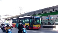 Buýt thường có hệ thống cửa mở bên phải trong khi đó nếu đi vào làn ưu tiên buýt nhanh thì hệ thống cửa phải bên trái như buýt nhanh BRT mới phù hợp.