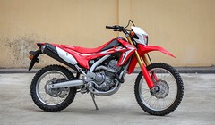 Xế phượt CRF250L phiên bản 2017 đầu tiên về Việt Nam.