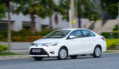 Toyota Vios vẫn phải giảm giá.