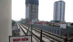 BQL đường sắt giải thích về việc ray tàu tuyến đường sắt đô thị Cát Linh - Hà Đông bị gỉ sét. Ảnh - Bùi Phú