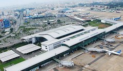 Sân bay Tân Sơn Nhất thiếu nhiều diện tích sân đỗ máy bay. (Ảnh VnExpress)