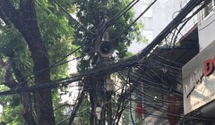 Hệ thống cáp viễn thông nổi trên đường Đê La Thành, Hà Nội - Ảnh: Q.V