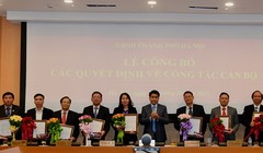 Chủ tịch UBND TP Hà Nội trao Quyết định và chúc mừng các đồng chí được bổ nhiệm, bổ nhiệm lại các sở, ban, ngành TP - Ảnh: Kinh tế đô thị