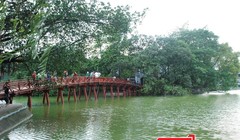 Sẽ trả lại màu xanh vốn có của Hồ Gươm - Ảnh: Q.V