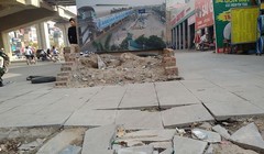 Vỉa hè trên đường Nguyễn Trãi thuộc địa bàn phường Thượng Đình, Thanh Xuân vừa lát xong đã phải lột lên sửa lại. Ảnh: Minh Đức/Tiền phong