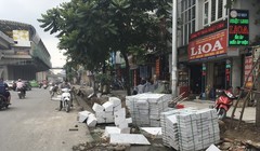 Vỉa hè tại quận Hà Đông được trang trí lại bằng đá tự nhiên.