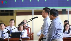 Các bị cáo khai nhận việc mua bán hóa đơn khống/ Ảnh: Vov.vn