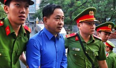 Phan Văn Anh Vũ được đưa đến tòa trước phiên xử hơn một tiếng/ Ảnh:VnExpress