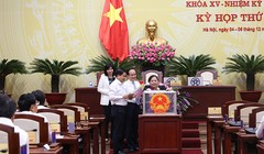 Các đại biểu HĐND Tp. Hà Nội thực hiện bỏ phiếu tín nhiệm với các chức danh. (Ảnh: Hanoi.gov.vn)