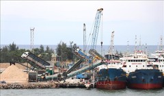Các tàu hàng cập Cảng biển Cửa Việt để nhận hàng hóa/ Ảnh: TTXVN
