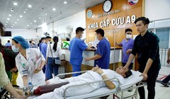 Bệnh nhân cấp cứu tại Bệnh viện Bạch Mai. (Ảnh: Dương Ngọc/TTXVN)