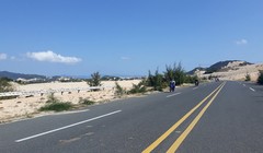 Con đường dẫn xuống khu vực cảng Vân Phong/ Ảnh: tuoitre.vn