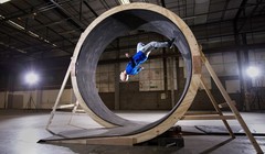 Video: Người đầu tiên chạy được vòng tròn 360 độ trên thế giới