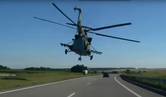 Trực thăng bay trên đường