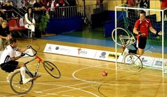 Đá bóng bằng xe đạp